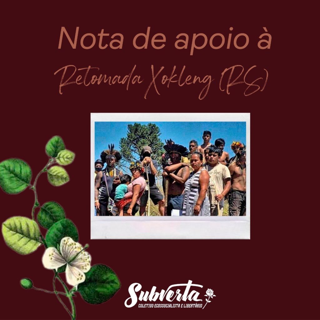 card colorido. Fundo bordô. Frase centralizada na parte superior "Nota de apoio à retomada Xokleng (RS)". Imagem de foto em polaroid com o povo Xokleng, lutador pela rotomada de seu território. Logo do Subverta Coletivo Ecossocialista e Libertário centralizado na parte inferior. No canto inferior ramagem com folhas verde claro e verde escuro e uma flor branca.