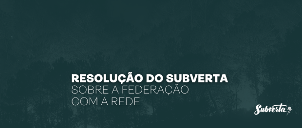 Card colorido. Fundo com fotografia de árvores com filtro denso verde escuro. No rodapé texto 