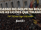 Foto da população ocupando as ruas contra o golpe da direita na Bolívia. Tem uma sacada na esquerda com pessoas balançando a bandeira da Wiphala.